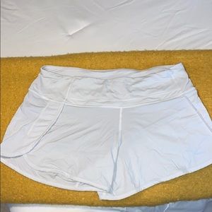 White lulu lemon size 6 short